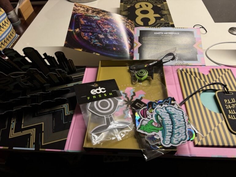 La caja oficial de EDC Las Vegas es más que un empaque: simboliza el inicio del ritual rave y conecta a la comunidad electrónica global.