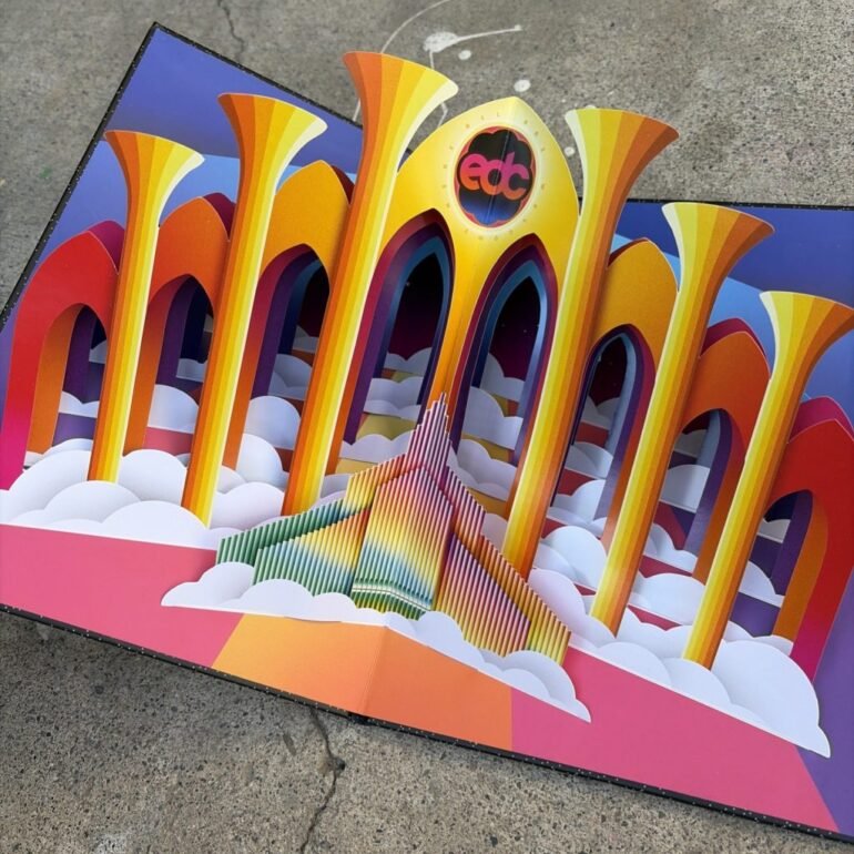 La caja oficial de EDC Las Vegas es más que un empaque: simboliza el inicio del ritual rave y conecta a la comunidad electrónica global.