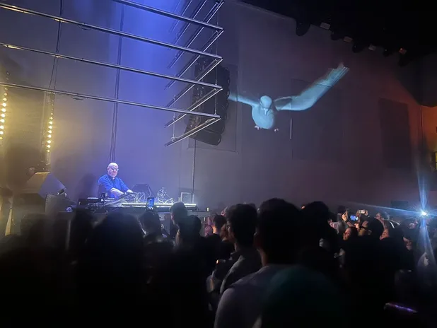 De misa a rave el fenómeno del Padre DJ