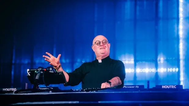 De misa a rave el fenómeno del Padre DJ
