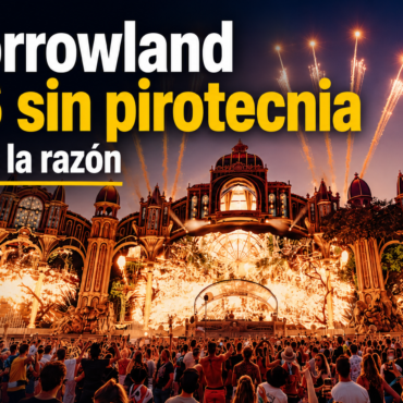 Tomorrowland 2026 sin pirotecnia — y esta es la razón. Multitud frente a un gran escenario con fuegos artificiales en el cielo.