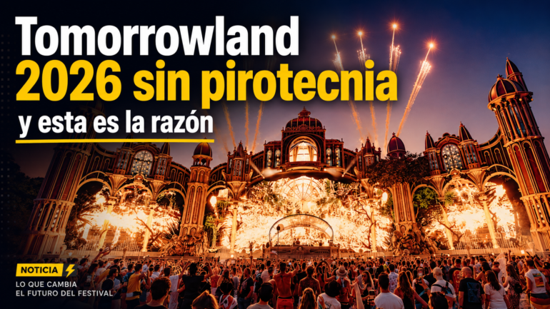 Tomorrowland 2026 sin pirotecnia — y esta es la razón. Multitud frente a un gran escenario con fuegos artificiales en el cielo.