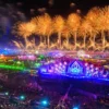 Escenario principal de EDC Las Vegas iluminado de noche en el Las Vegas Motor Speedway
