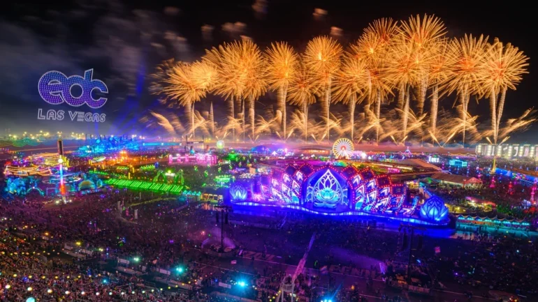 Escenario principal de EDC Las Vegas iluminado de noche en el Las Vegas Motor Speedway