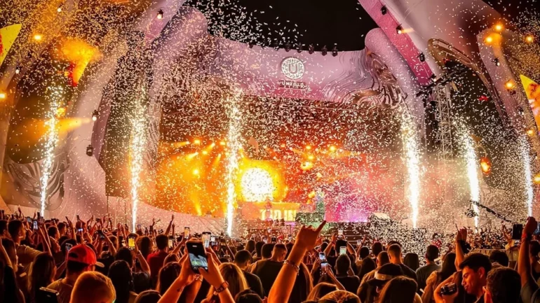Público frente al escenario principal de UNTOLD Dubai durante una edición anterior del festival en Dubai Parks and Resorts