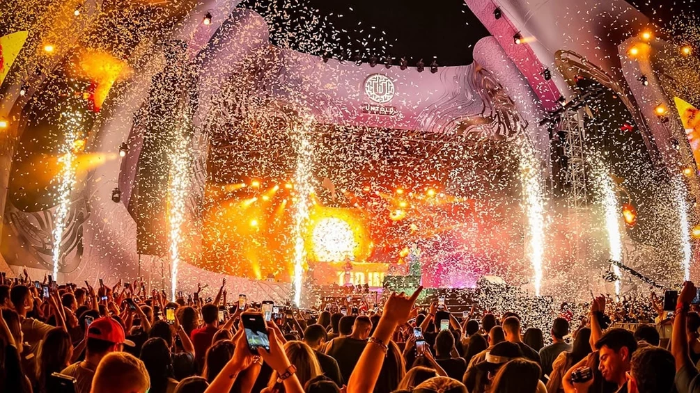 untold-dubai-2027-nuevas-fechas | Pulsar Mix Radio FM Público frente al escenario principal de UNTOLD Dubai durante una edición anterior del festival en Dubai Parks and Resorts